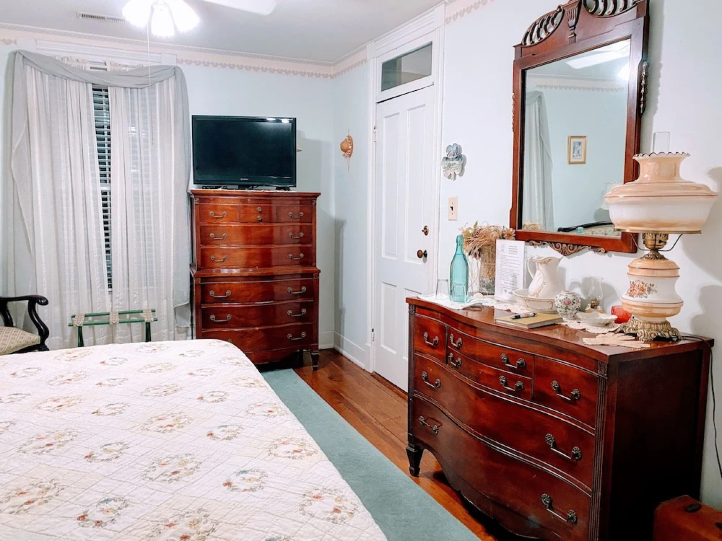 Colonial Beach Plaza Bed & Breakfast