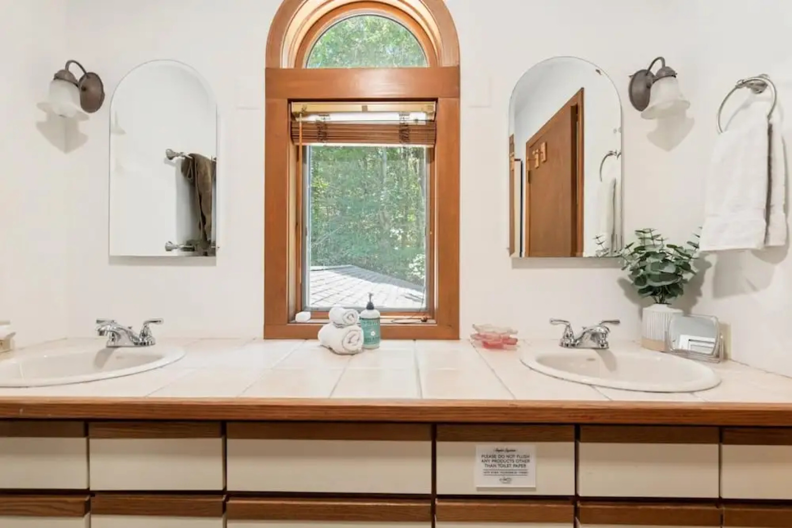 Lush Designer Retreat on Pond Near Rhinebeck