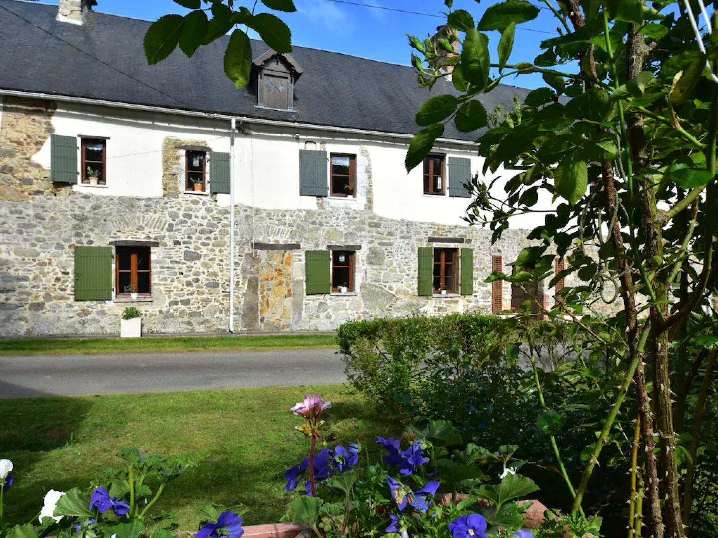 Typical Norman Farmhouse With Free Wifi, a Short Drive From the Coast