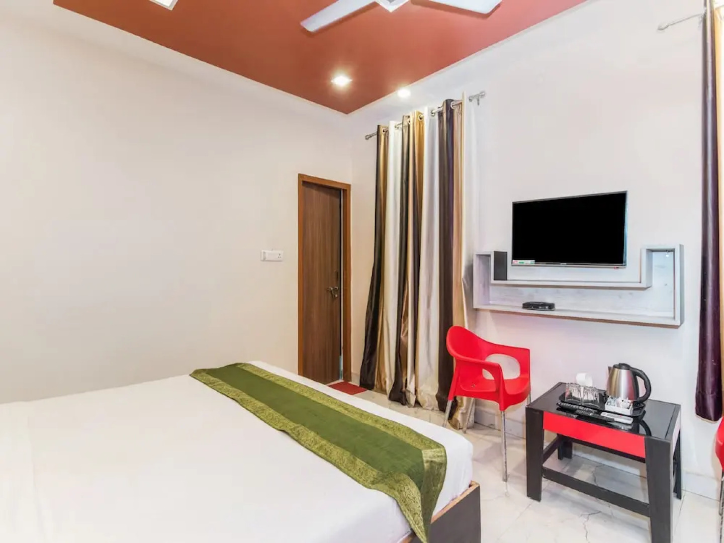 Treebo Trip Lake View Vastu Khand