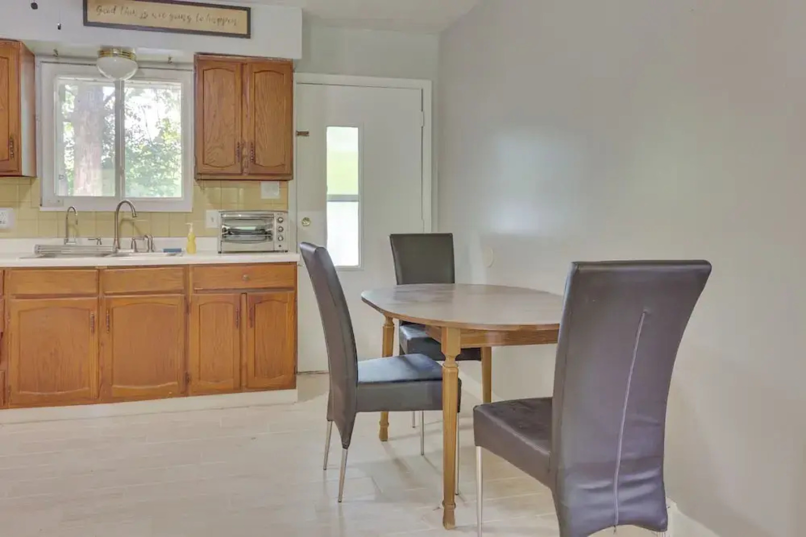 Cozy Youngstown Apartment w/ Central A/C + Heating