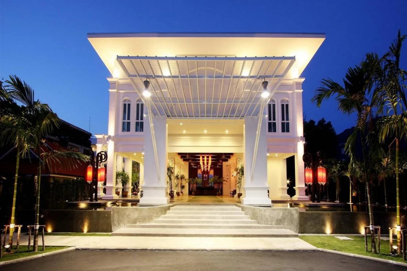 Курортный отель The Old Phuket - Karon Beach Resort