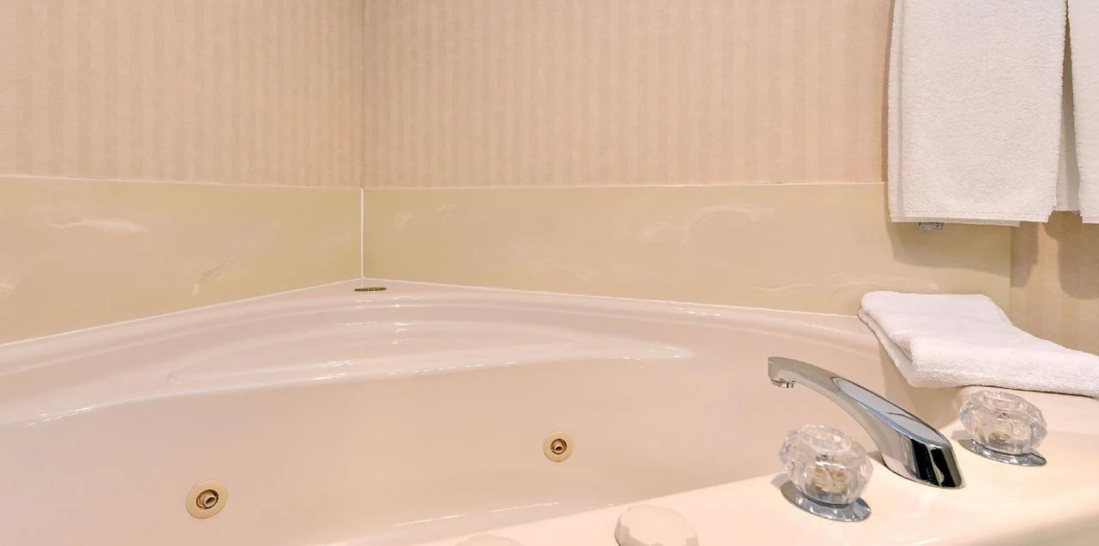 Best Western Plus Emerald Isle Hotel