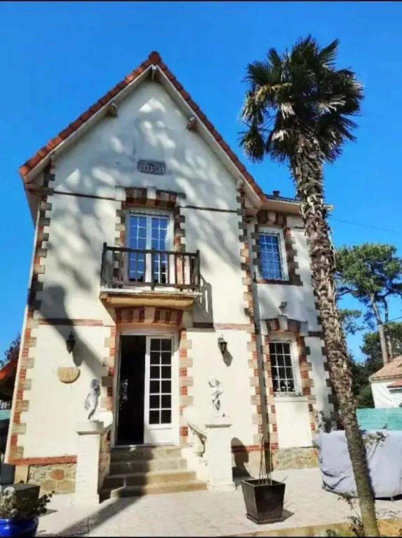 Villa bord de mer avec piscine couverte, bain nordique, salle de jeux.