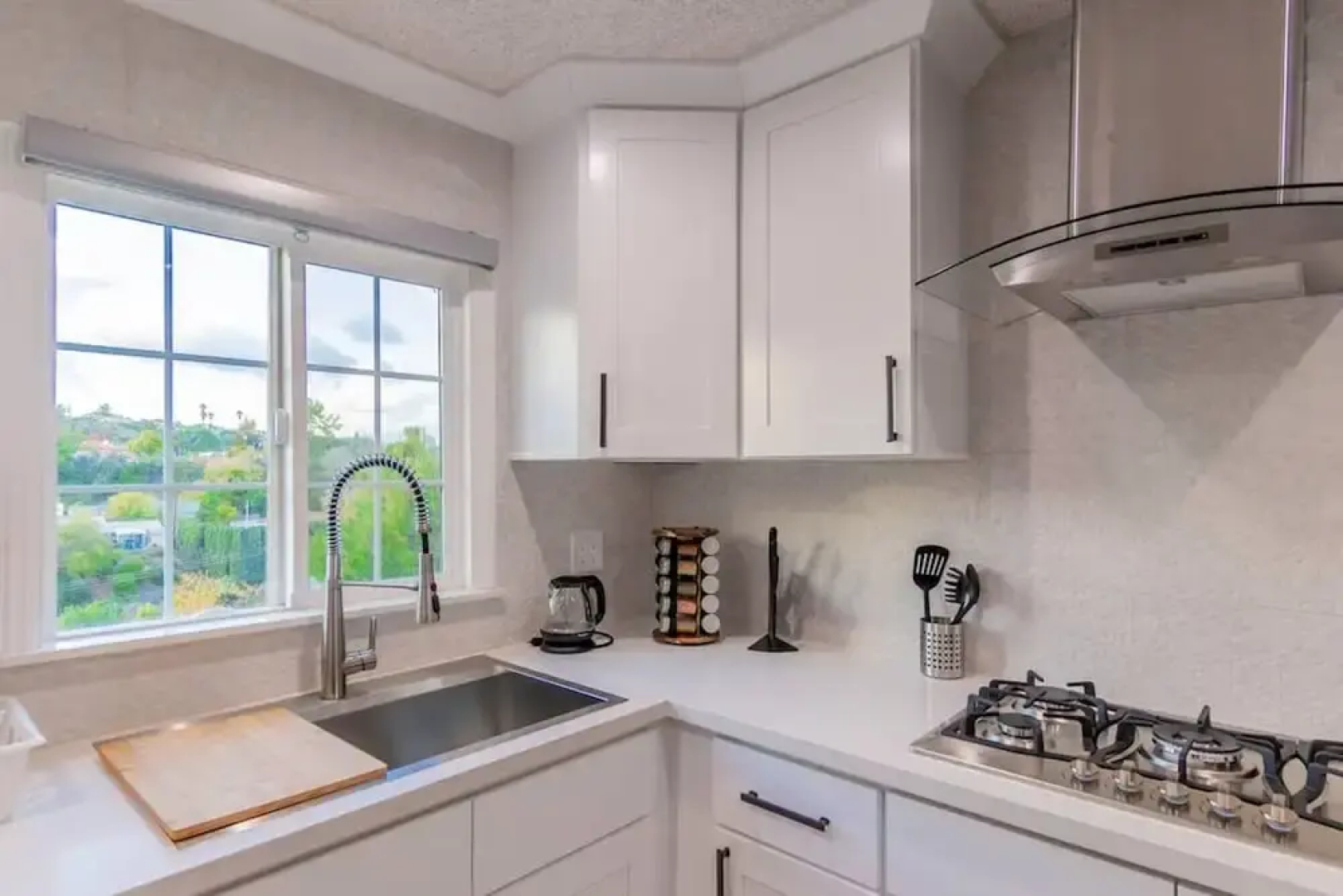 Stunning LA Luxury Retreat Ideal for Work or Play