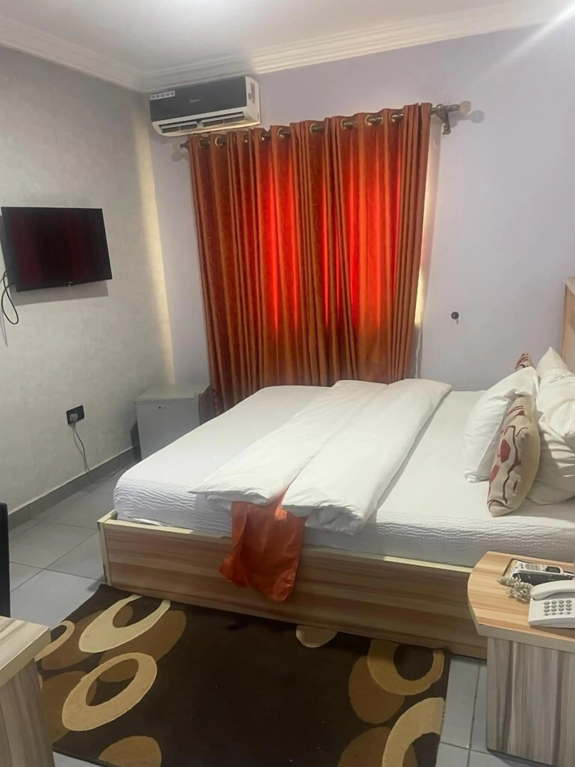 Eleventh House Hotel