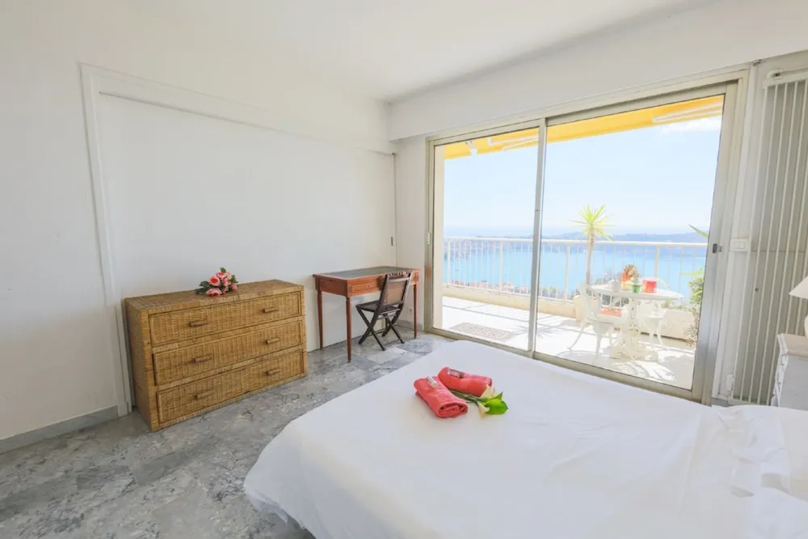 Le California AP1008