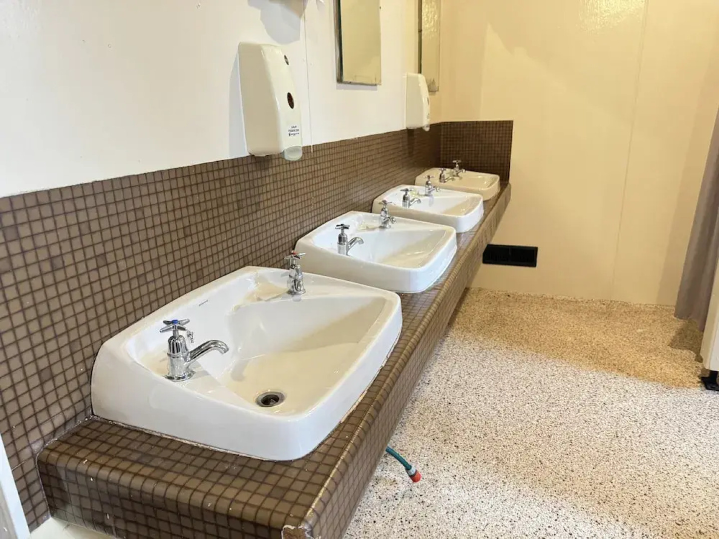 The Crossing Lodge and Backpackers