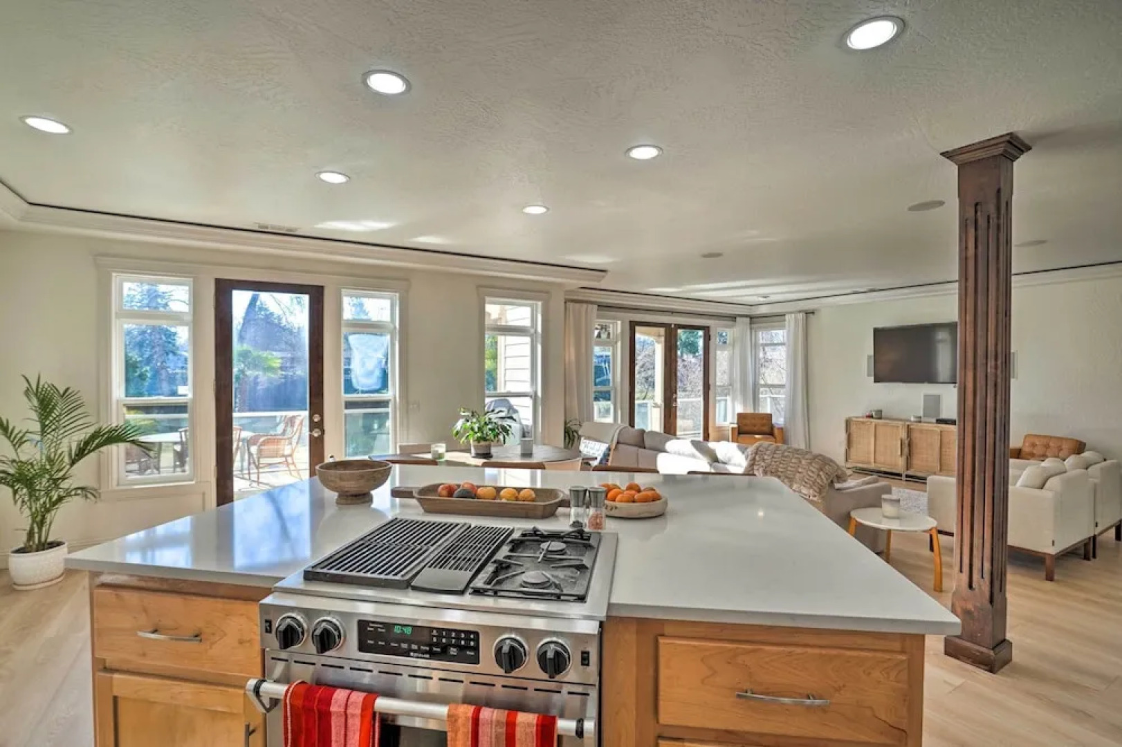 Luxe Getaway w/ Riverfront Views in Grants Pass!