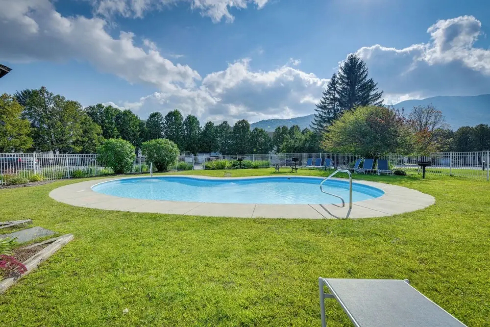 All-season Warren Condo Near Sugarbush Resort!