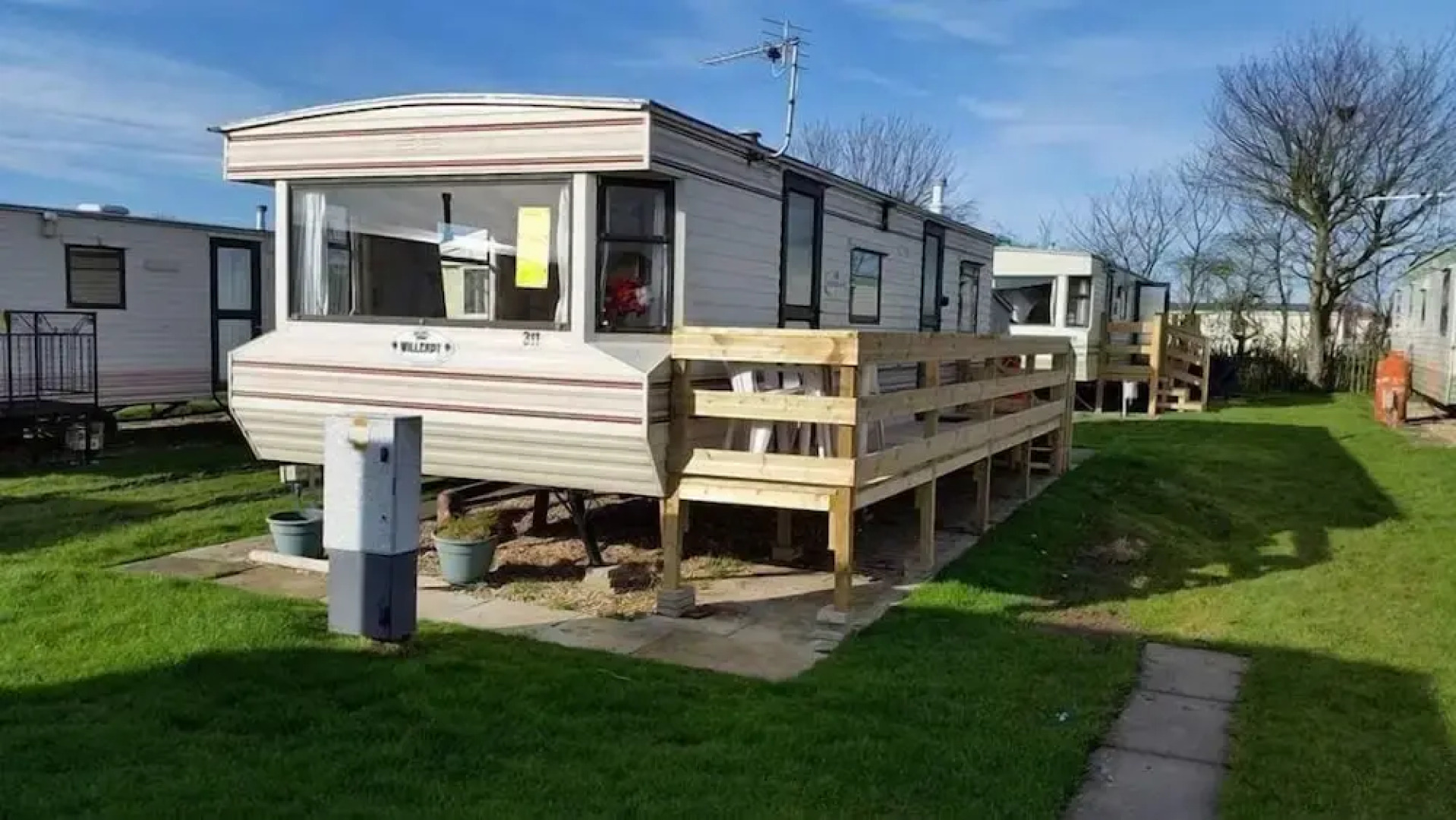 T & J's Caravan - Golden Palm