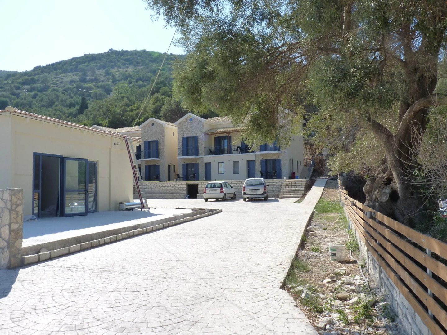 Ilianthos Apartments & Studios