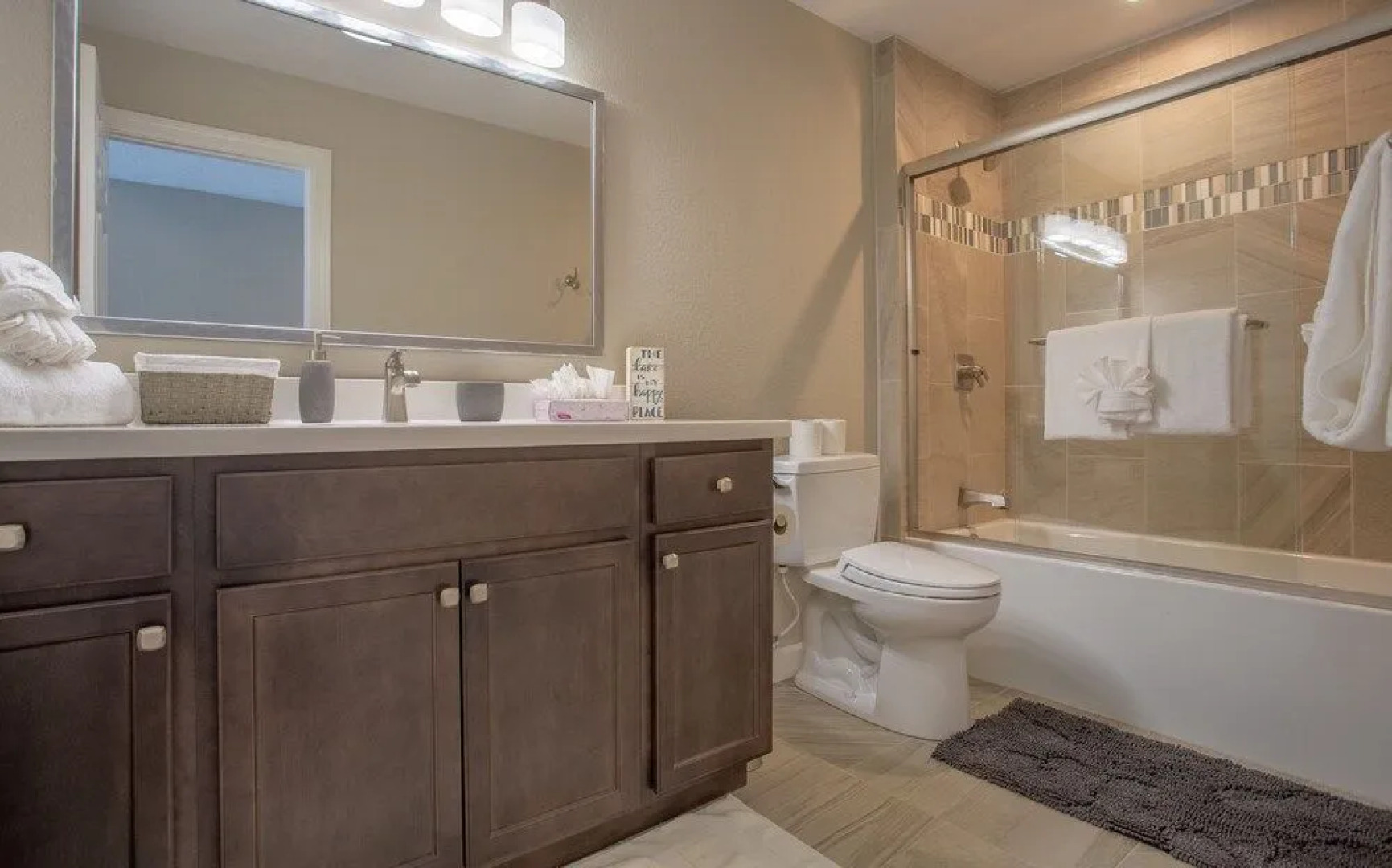 Happy Hideaway 4 Bedroom Home by RedAwning