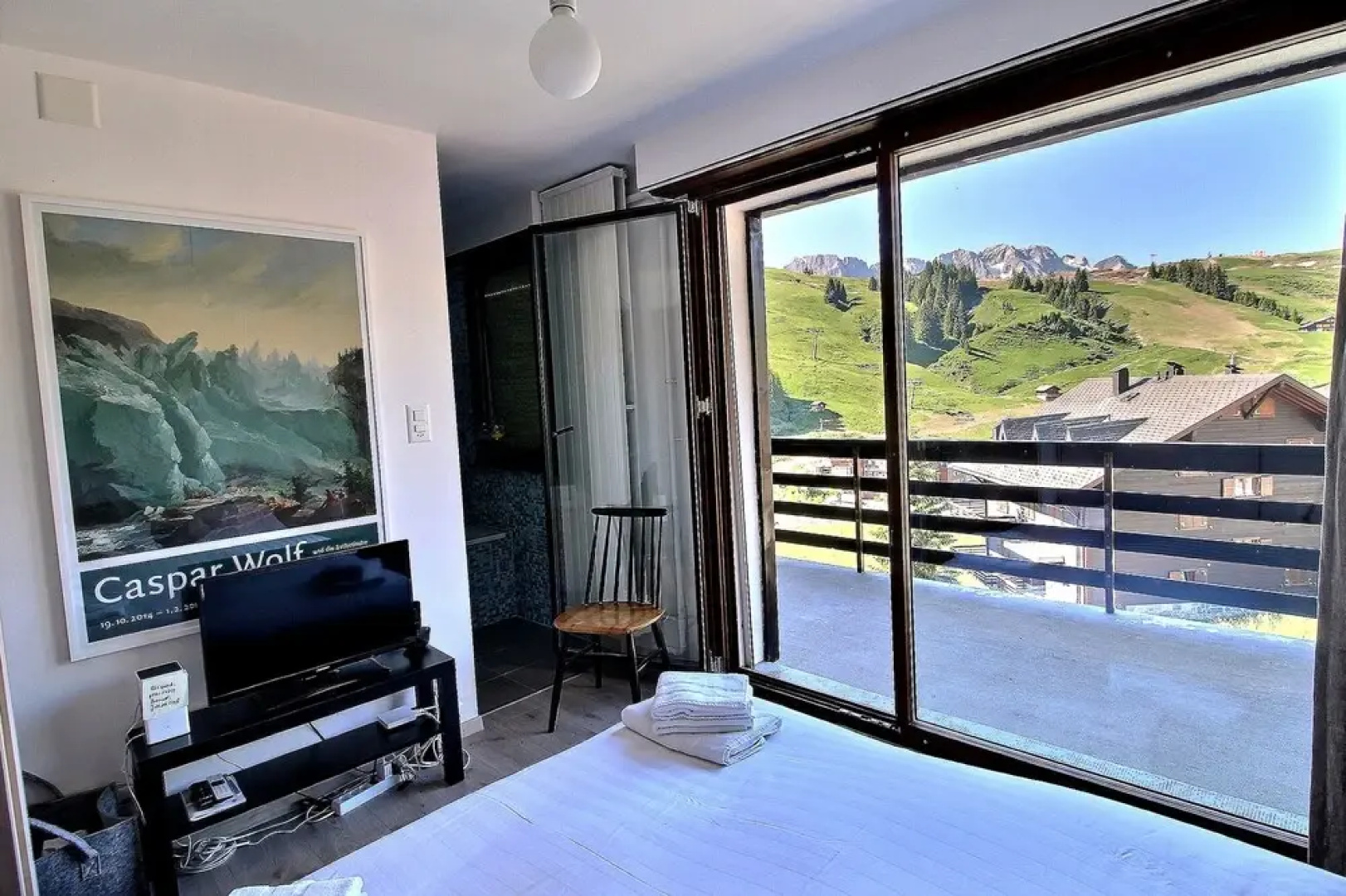 Mirois - Montagne 26 Ski-in Apartment on the Slopes in Les Crosets