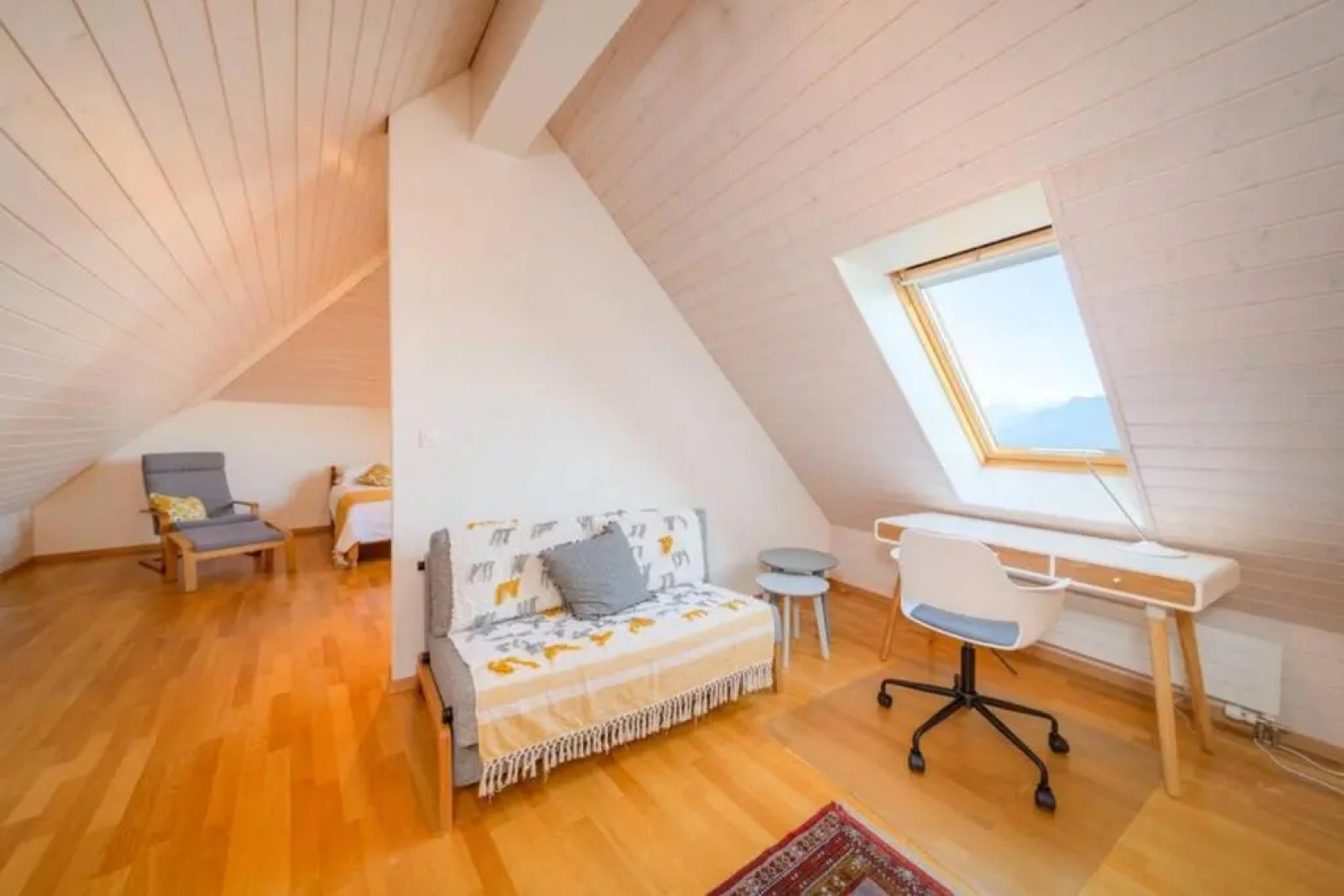 Modern 4BD Duplex in Chardonne with Lake View by GuestLee