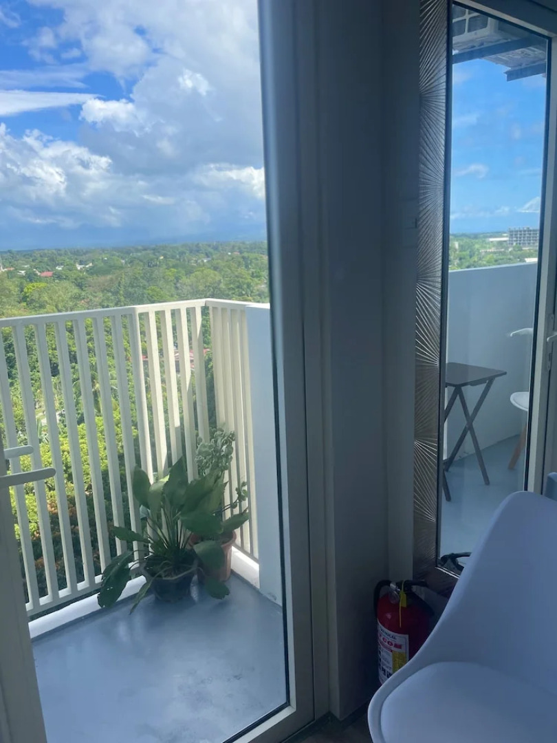 Mesavirre Bacolod | Elegantly Furnished 1BDM w/Balcony @ LOPEZ LUX.