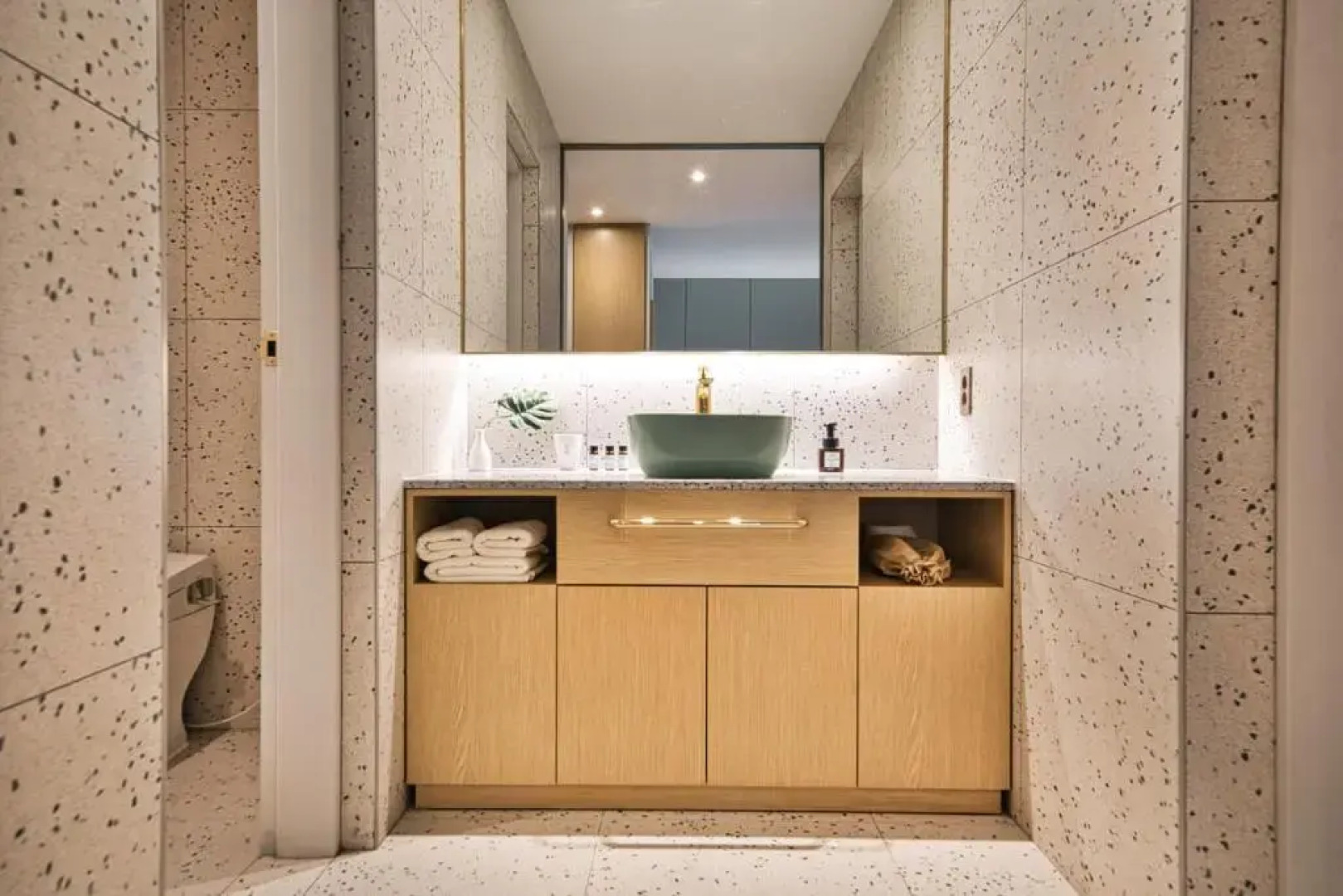 Pohang Terminal Brown Dot