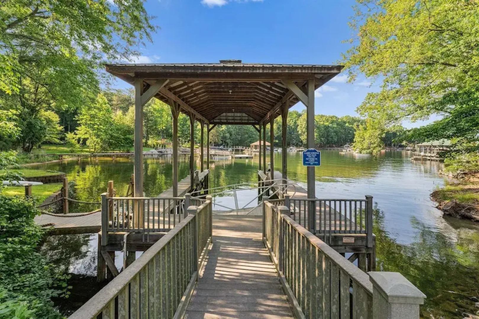 Shoreway Cove by Avantstay Waterfront Pool Dock