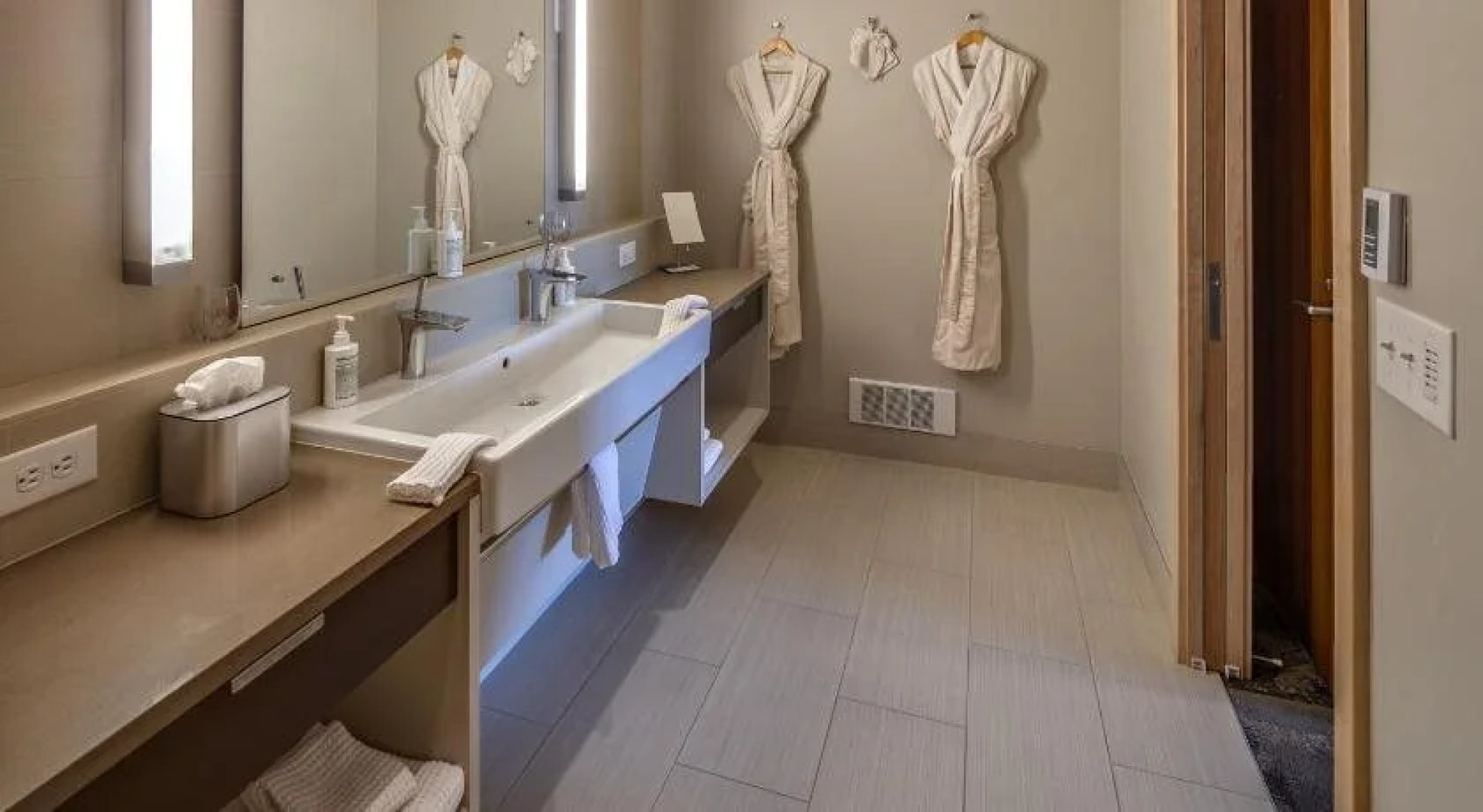 Island Inn at 123 West