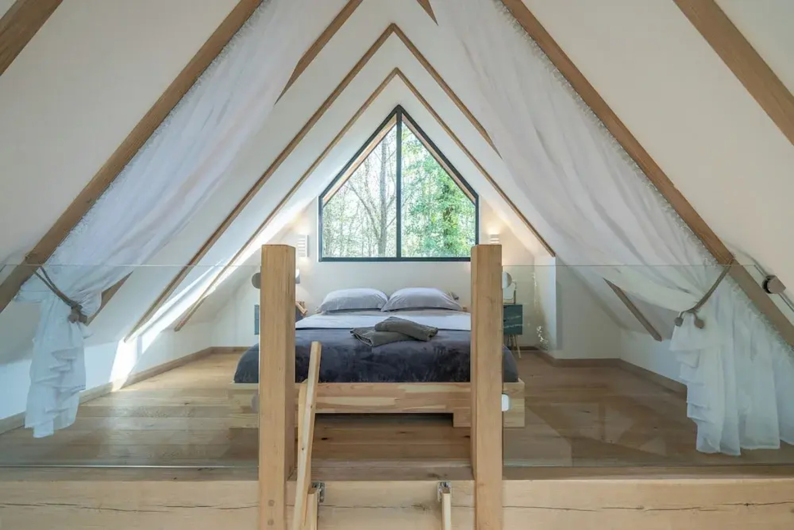 Woodland Cabin Retreat in Alfriston - hot tub