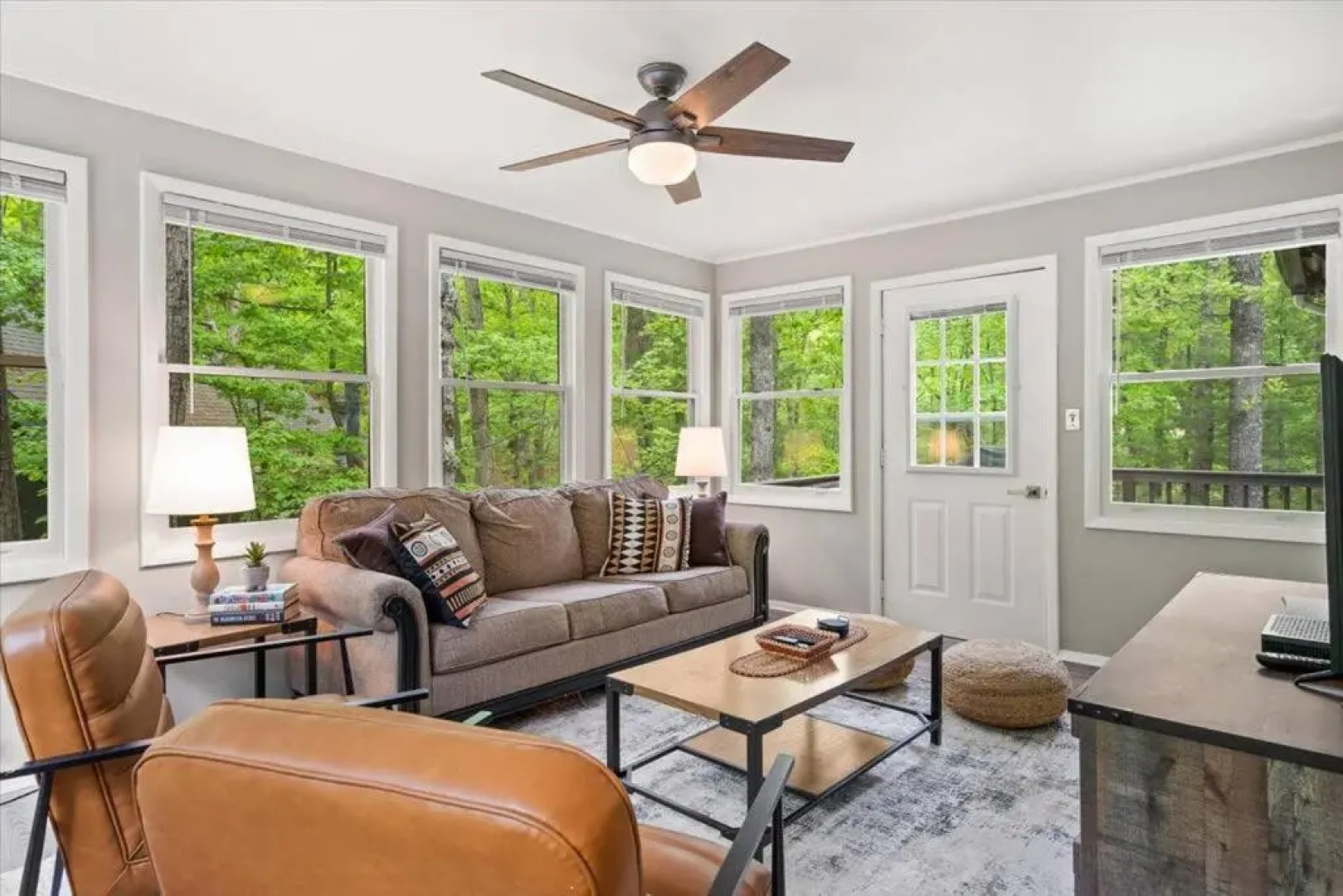 The Gingerbread House: 4 BR chalet, w/ Sunroom/Deck, sleeps 12, modern amenities