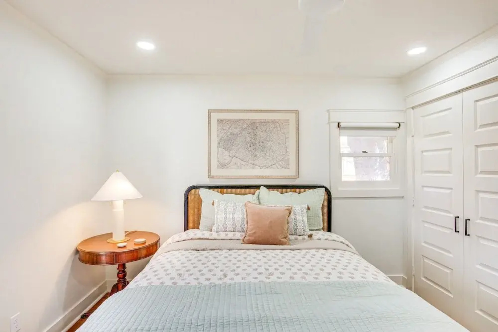 2 Mi to Tyler Rose Garden: Vibrant Apartment!