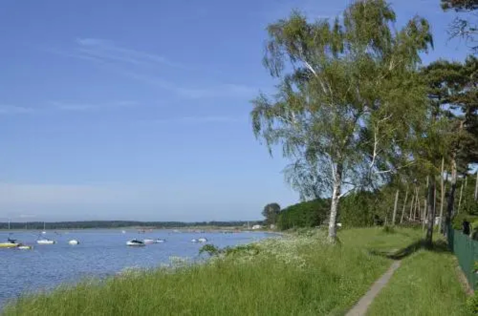 Roter Bungalow am Strand _50m_ _ O