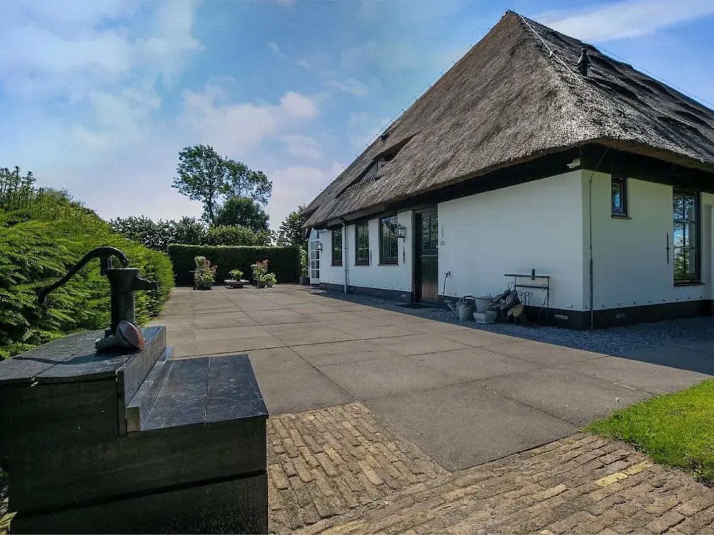 Spacious Holiday Home De Pauwenhof