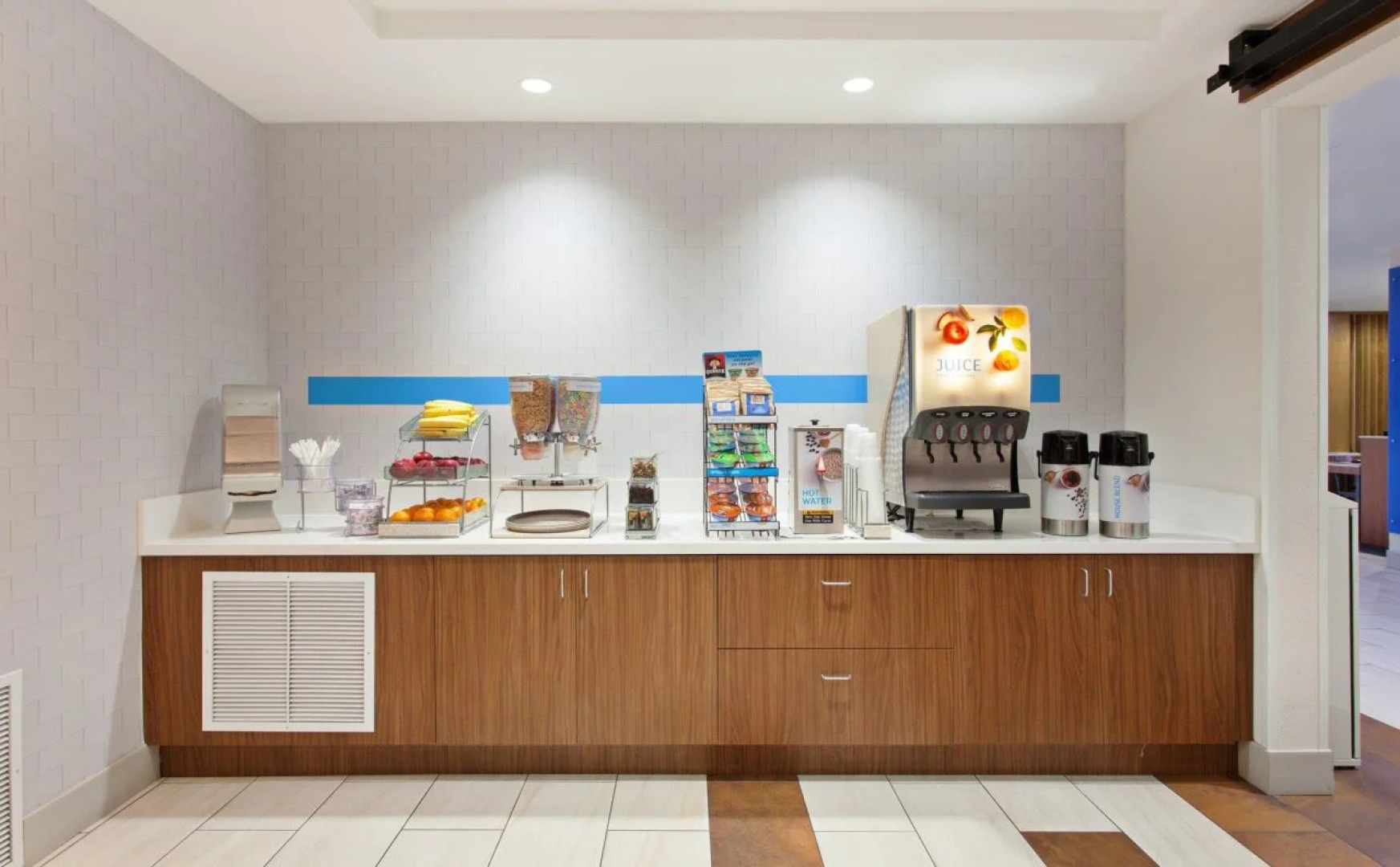 Holiday Inn Express & Suites Corona by IHG