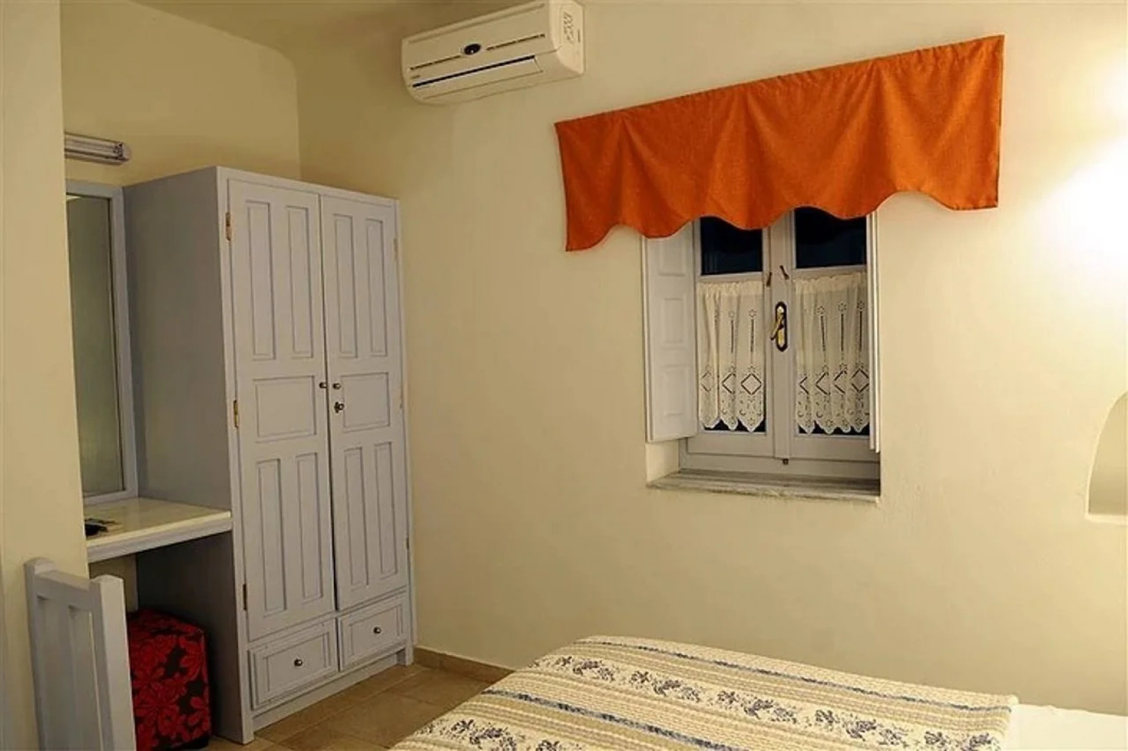 Haraki Studios & Apartments