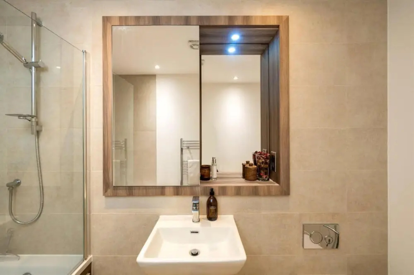 2 Bed 2 Bath Apt Close to Reigate Station - 2230