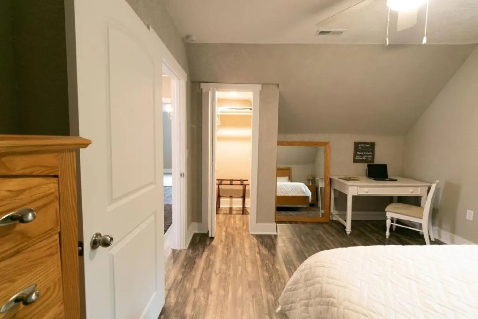 Spacious Rustic Downtown Market St 1 Bedroom Apt, Sleeps Up to 5, Steps to Honeywell & Eagles Theatre