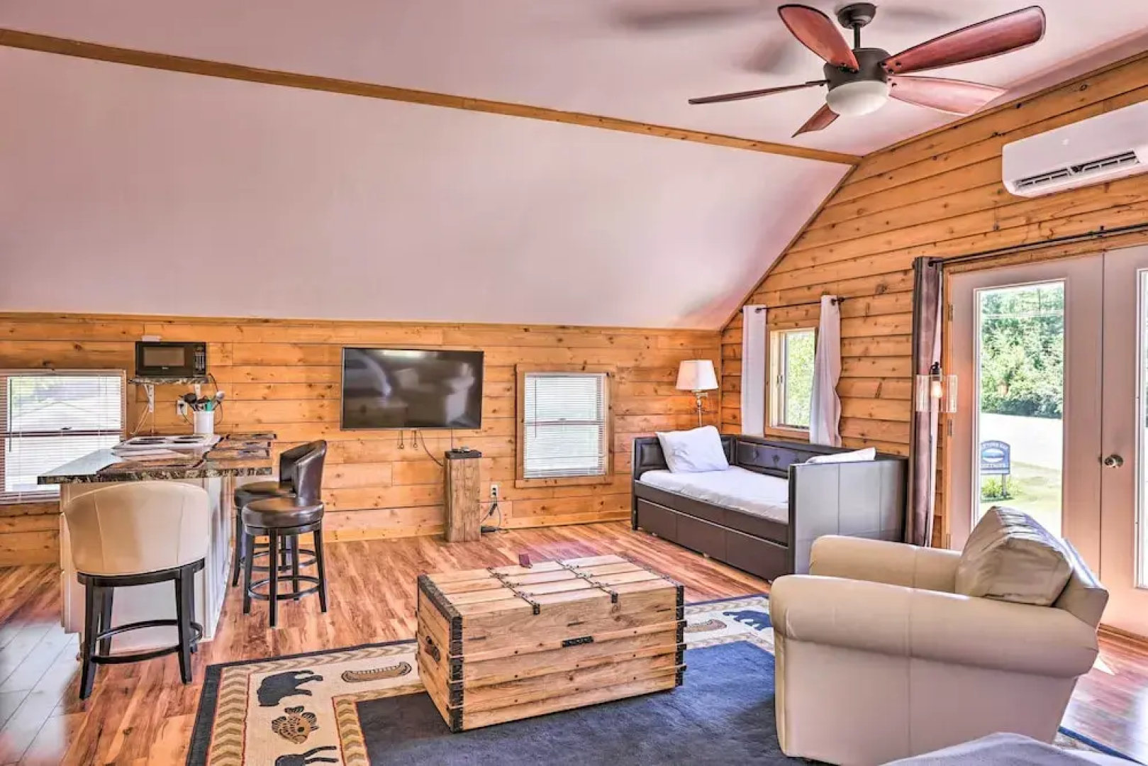 Quaint Studio w/ Shared Beach: Walk to Suttons Bay