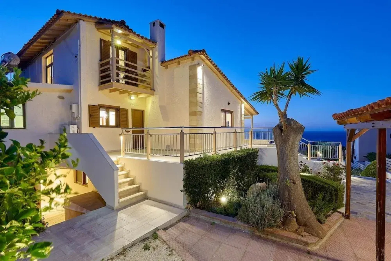 Cozy Pool Front Apartment With sea View Green