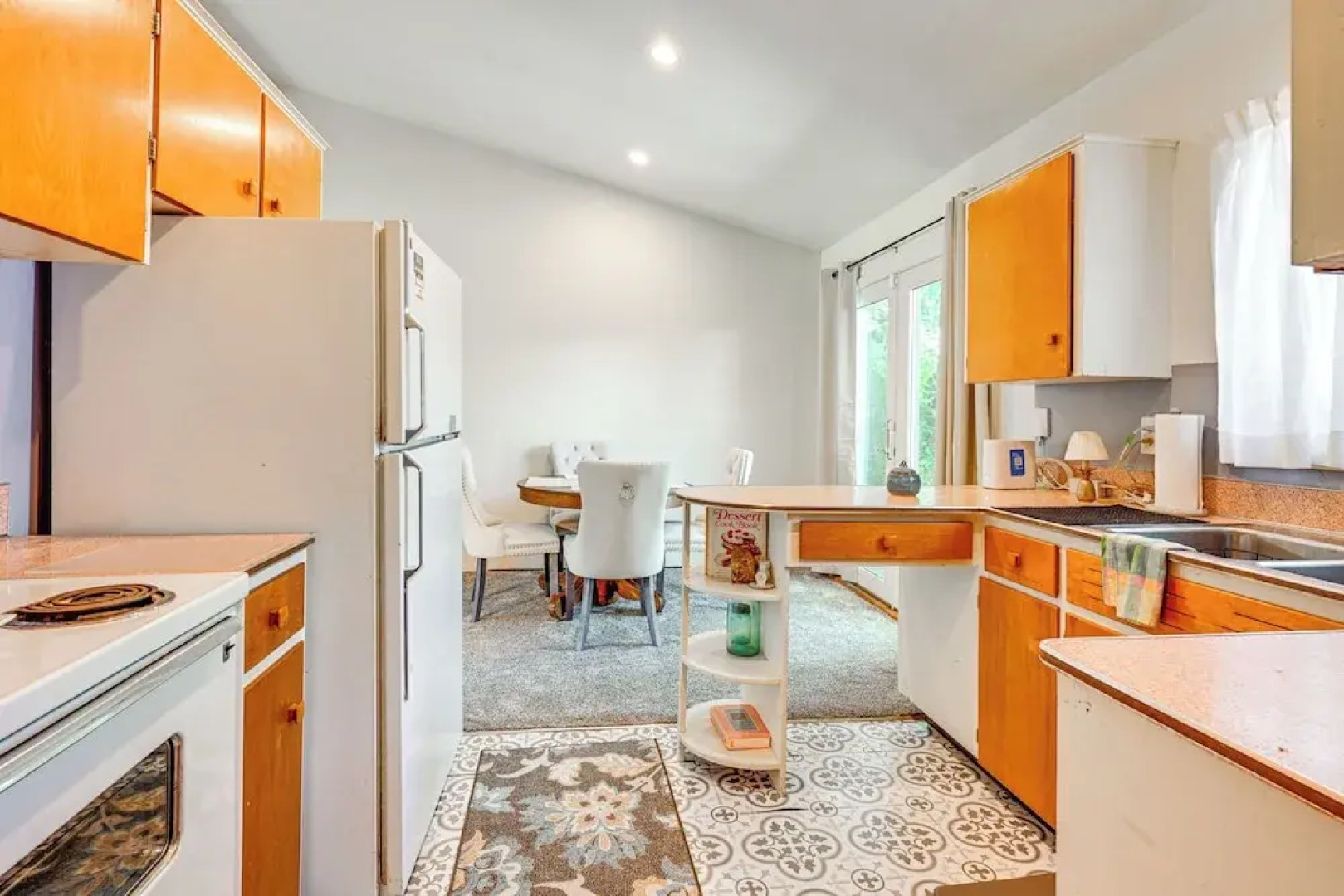 3 Mi to Michigan State: Apt w/ Patio in Lansing!