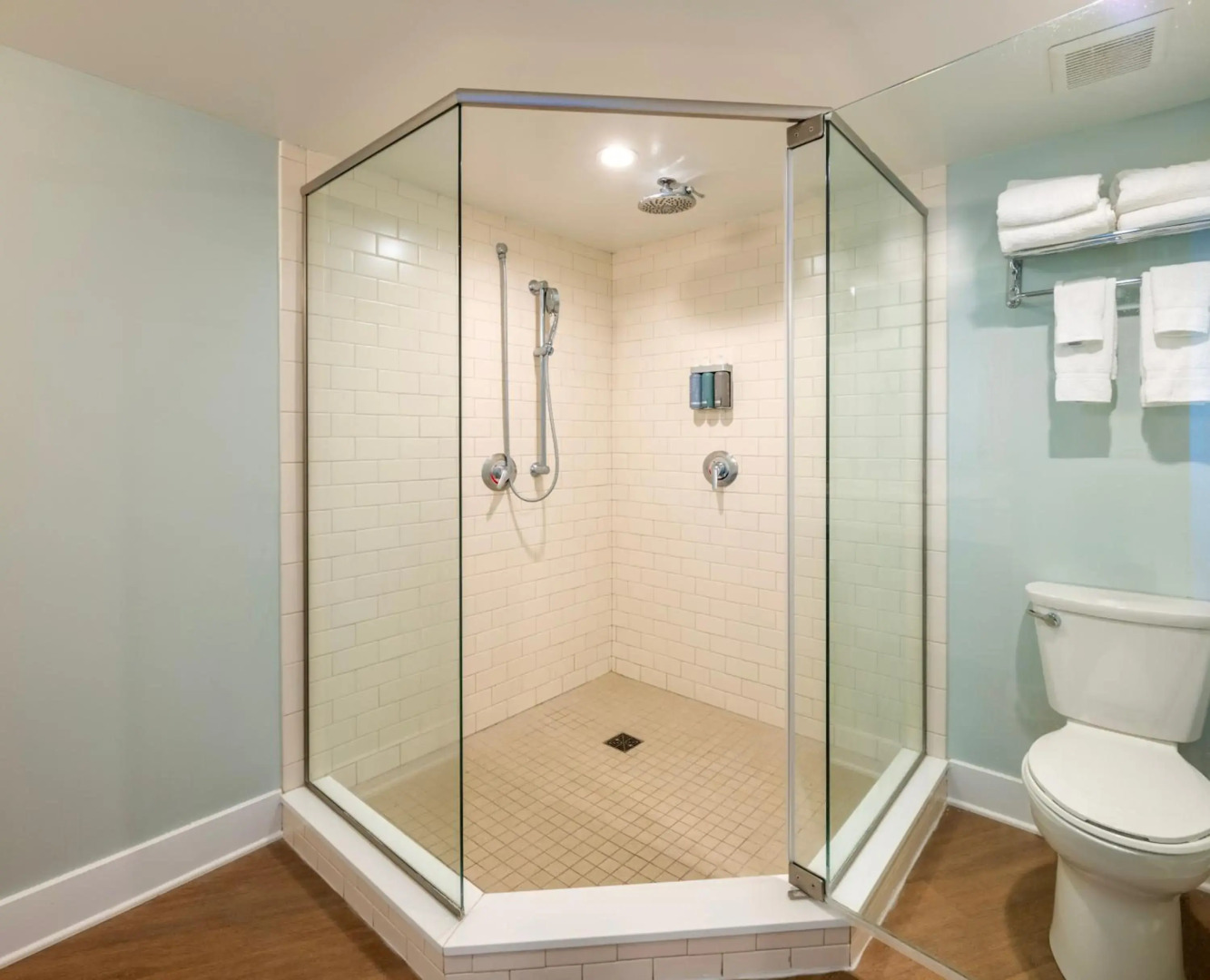 Commander Hotel & Suites