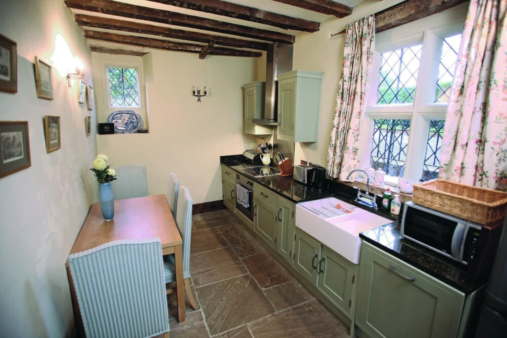 Luxurious hideaway for four in one of the finest Elizabethan gatehouse