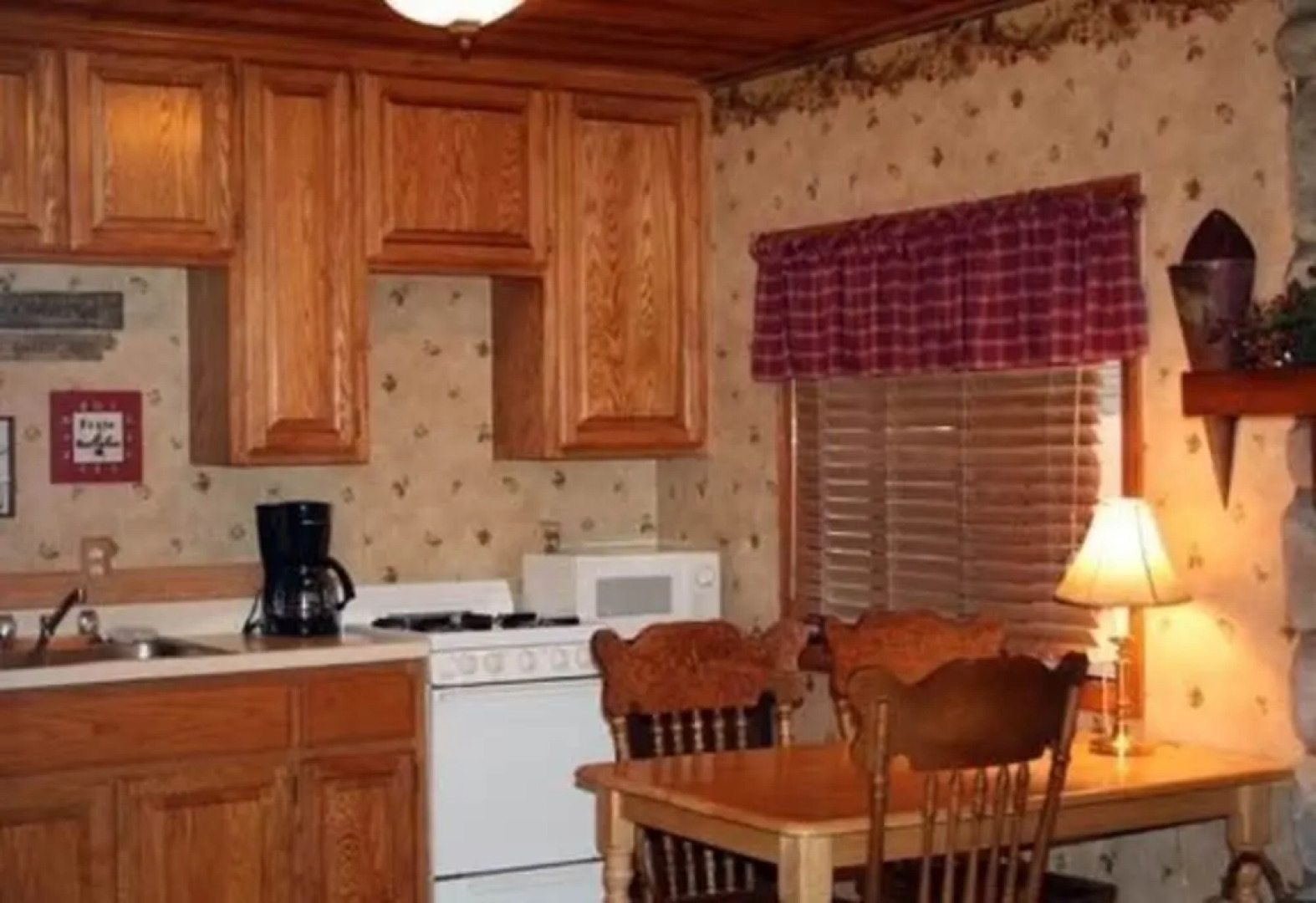 Eagles Nest B&B and Cottage Suites