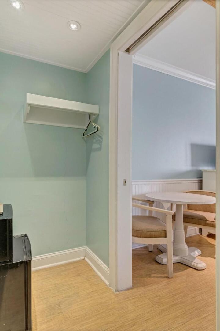 Sea And Breeze Hotel And Condo