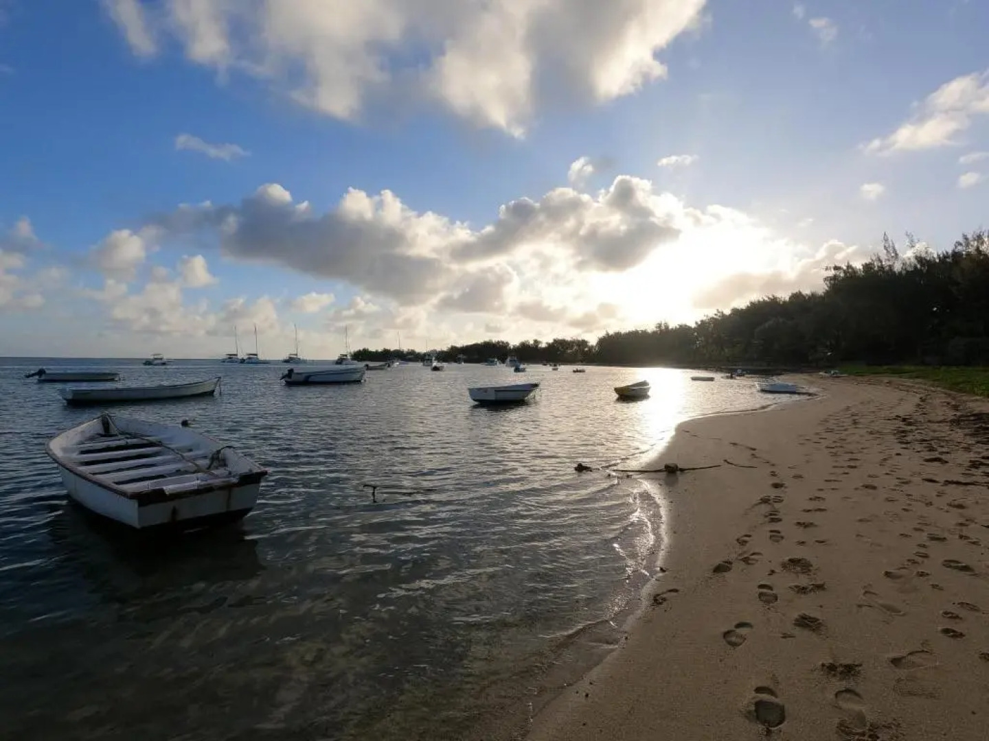 Beachwalk Deluxe Apartment - 50 steps to the beach