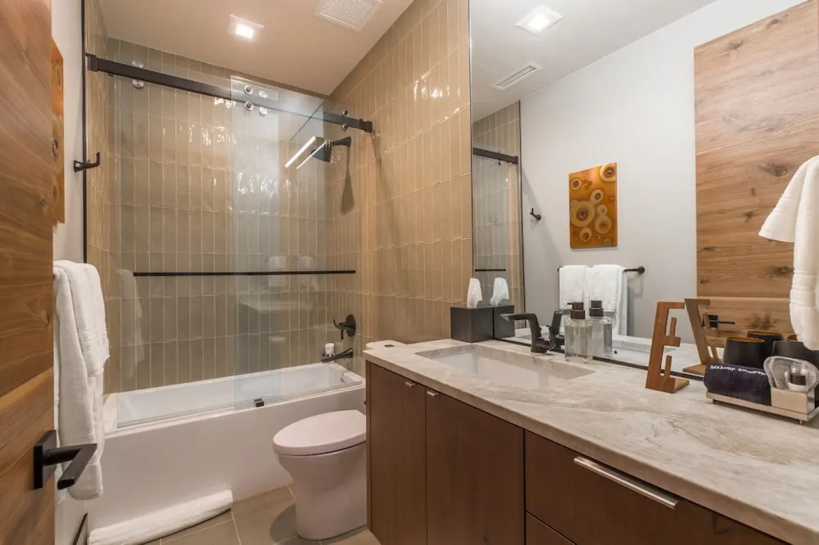 Luxury Service 3 Kings and Bunks - Sleeps 12 - Daily Housekeeping home