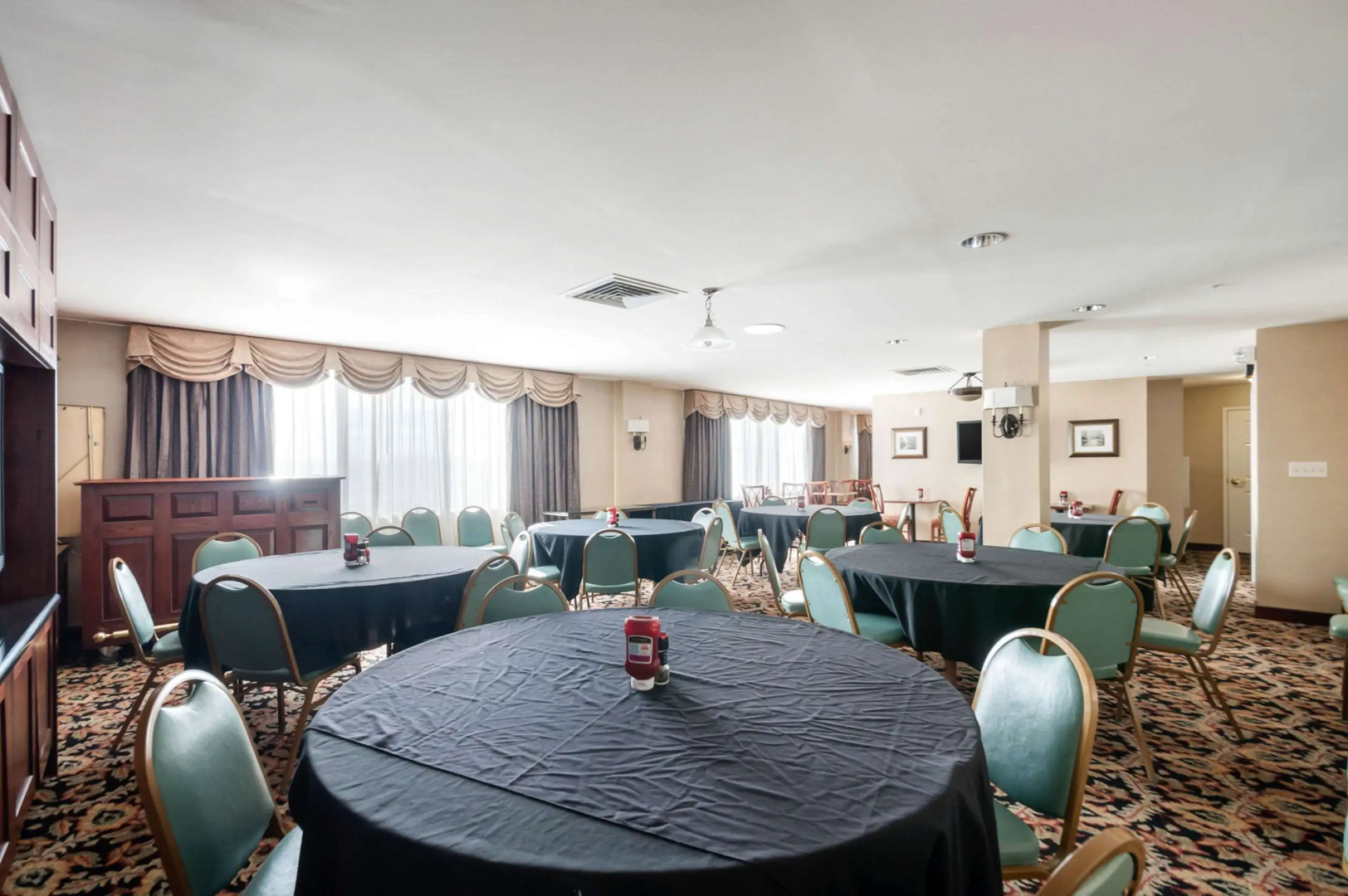 Arlington Court Suites, a Clarion Collection Hotel