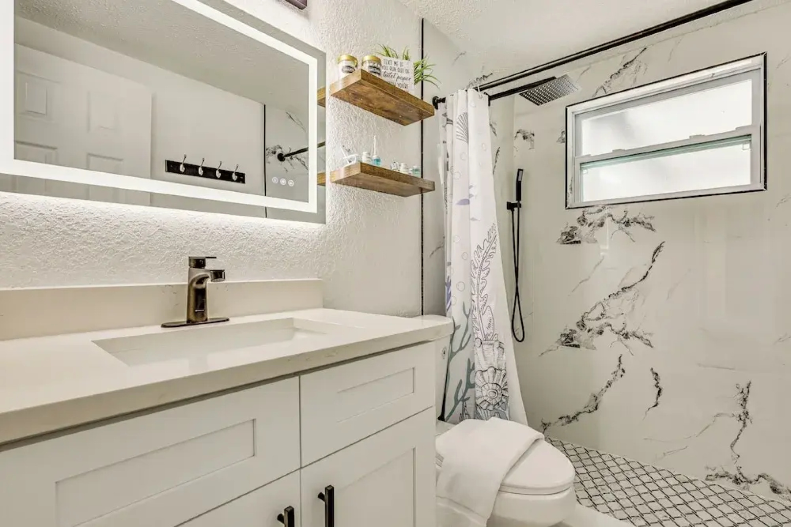 Canal-front Holiday Home Near Beach: Swim & Paddle