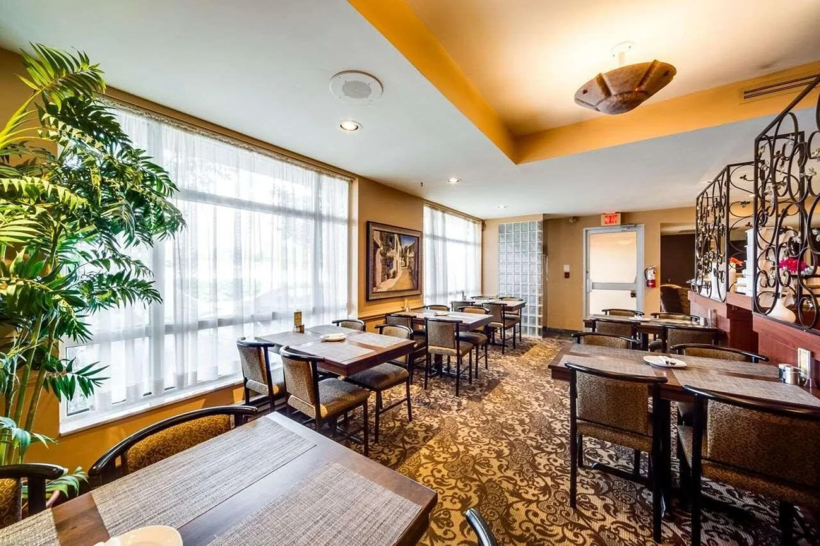 Monte Carlo Inn Oakville Suites