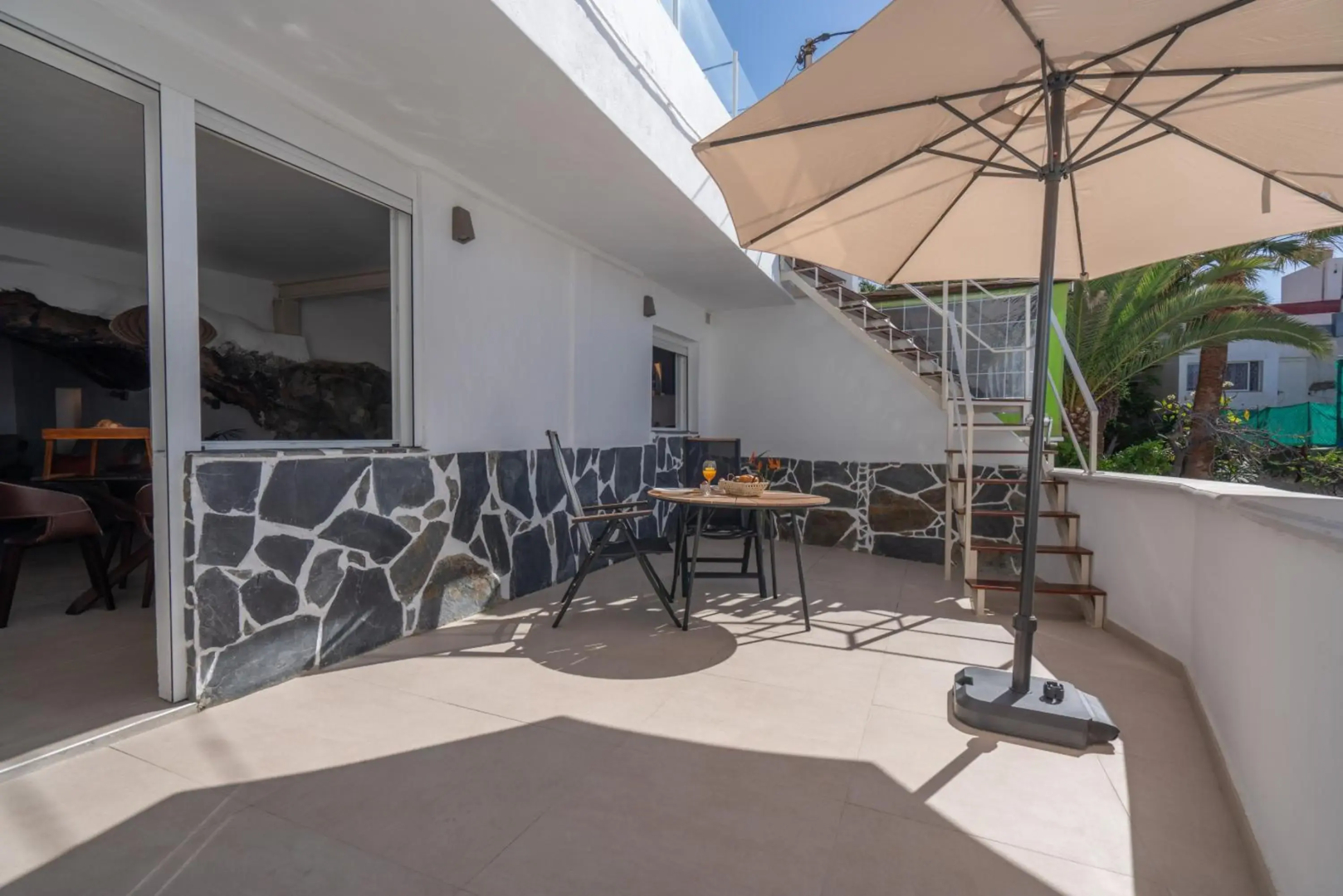 Spectacular Cave with two large terraces (70m2) by the sea