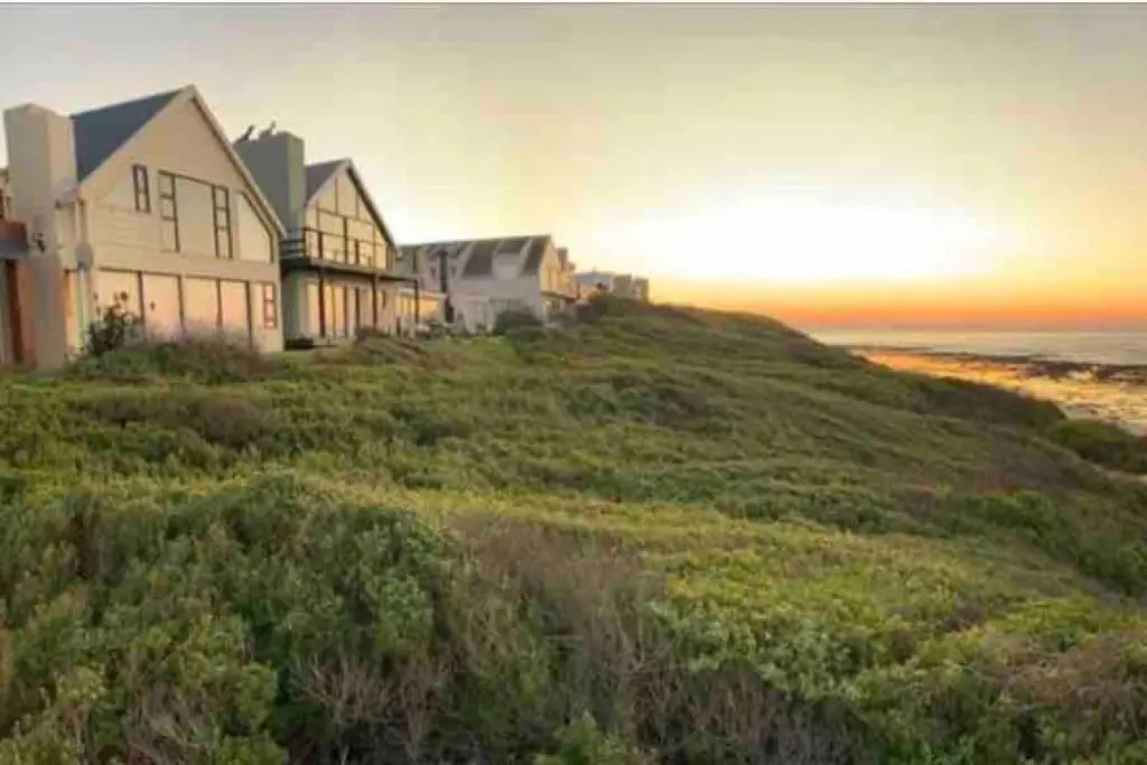 Baby Whale Bliss - Beachfront House
