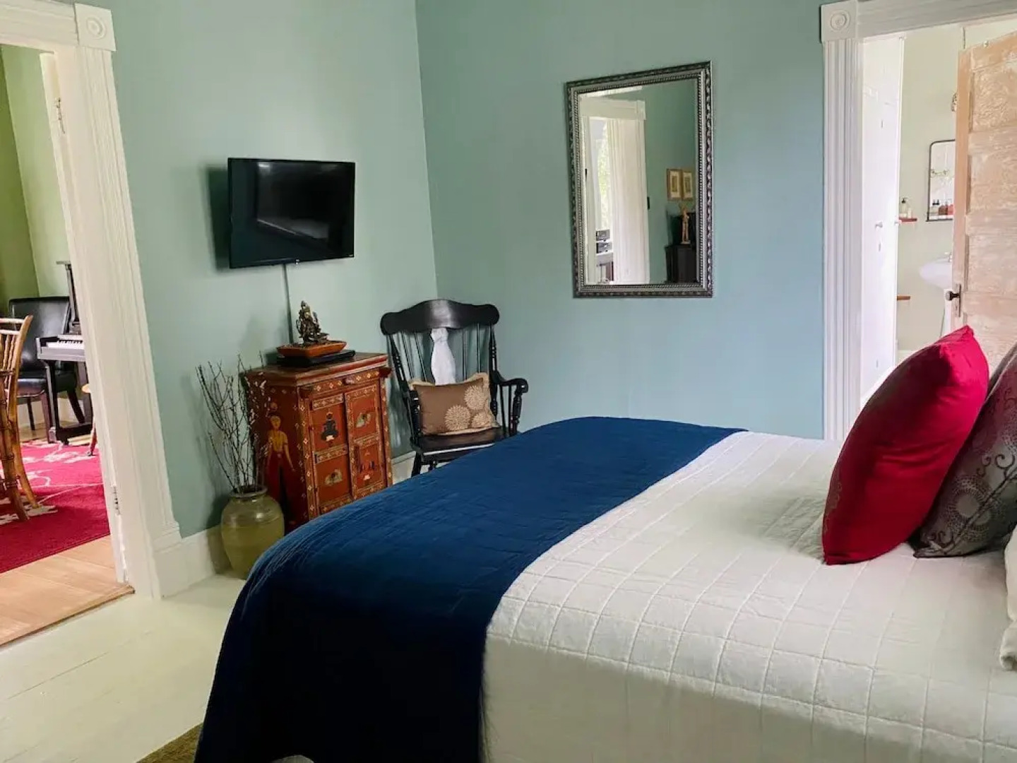 Victorian on Garden Best Location in Town