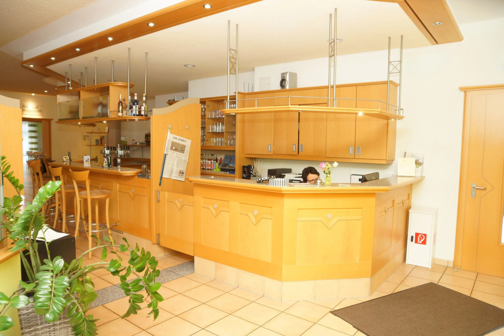 Warias Hotel & Restaurant