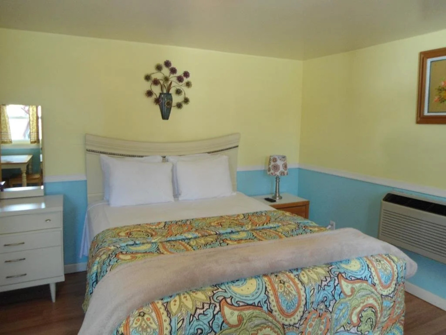 Flower Field Motel & Cottages