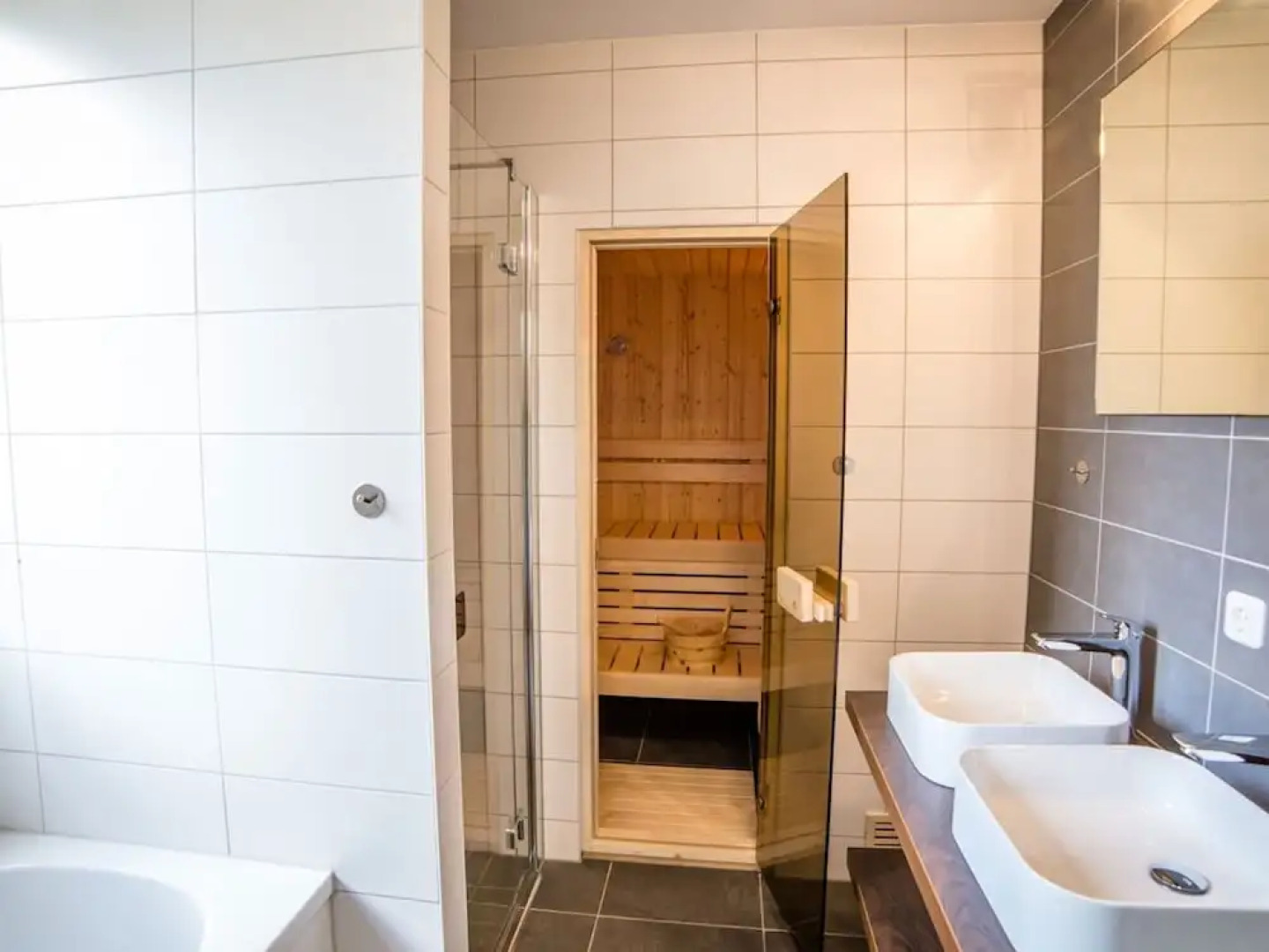 Luxurious Home With Bubble Bath